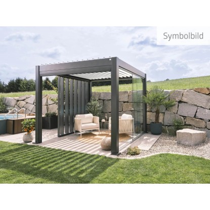 Modern Biohort pergola 5 x 3,5 m sötétszürke-ezüst színben, lamellás tetővel és ülősarokkal a kertben.