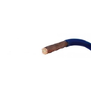 Kék elektromos kábel, lecsupaszítva, réz szálakkal elektromos szereléshez.
