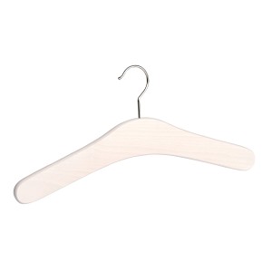 Világos fa vállfa fém akasztóval textil tároláshoz.