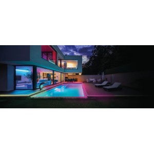 Az Osram LED szalag Neon Digital Flex többszínűen világítja meg a medencét és a ház falát.