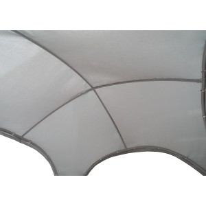 Közelkép a szürke Oromocto pavilonról (320x320 cm), a kupolás tető látható.