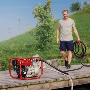 Einhell GE-PW 46 benzinmotoros vízszivattyú férfi a fa mólónál a tónál.