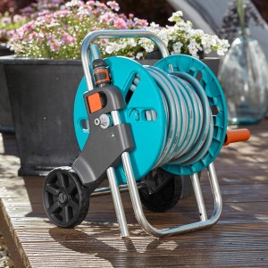 Gardena CleverRoll S tömlőkocsi szett 20 m tömlővel és tartozékokkal fa teraszon.