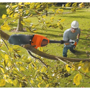 Black+Decker GPC1820L20 akkus magas ágvágó ágak vágásakor a kertben.