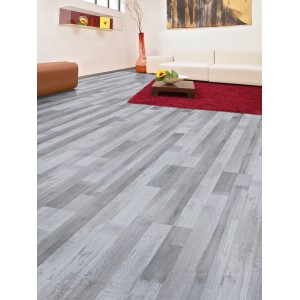 Világos laminált padló Comfort Fenyő Historic Pine a nappaliban lerakva.