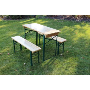Kis sörsátor garnitúra erkélyre/teraszra 60 cm széles asztallal a füvön.