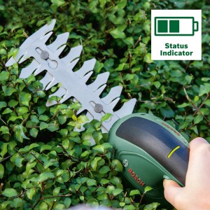 Bosch EasyShear akkus fű- és cserjévágó sövényen használat közben.