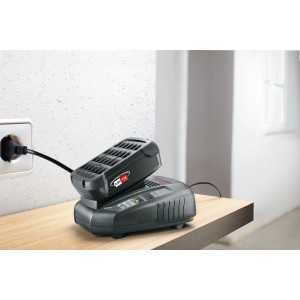 Bosch Power4All 18V akkumulátor indítókészlet akkumulátorral és töltővel egy fa asztalon.