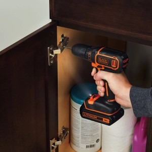 Black+Decker akkus fúró csavarozó egy szekrénybe csavaroz.