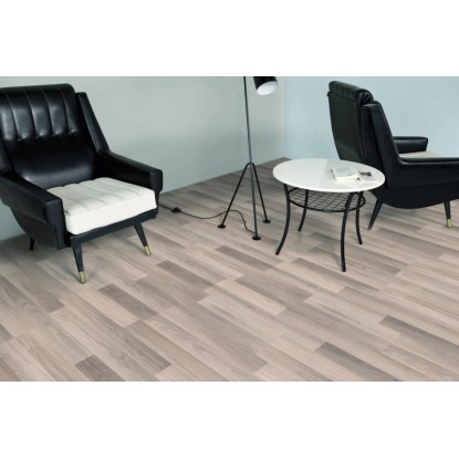 Laminált padló Comfort Tölgy Silver 7 mm lerakva nappali szobában bútorokkal.