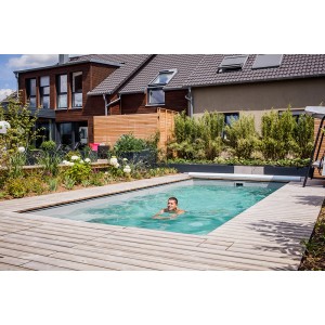 Úszóval ellátott medence a kertben, Summer Fun Green Energy 10 hőszivattyúval fűtve.