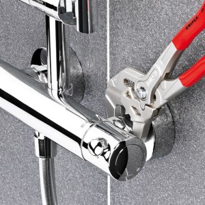 Knipex fogókulcs (250 mm) használatban egy krómozott szerelvényen. Fogó csavarozáshoz és megfogáshoz.