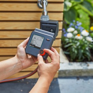 Gardena Select öntözőkomputer használat közben a csapnál az automatikus kerti öntözéshez.
