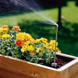Gardena végcsík fúvóka virágágyást öntöz a Micro-Drip rendszerben.