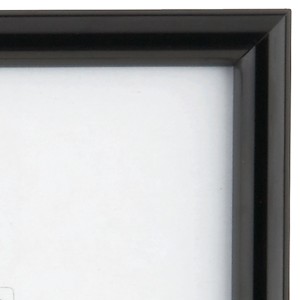 Fekete műanyag képkeret (10x15 cm) paszpartuval.