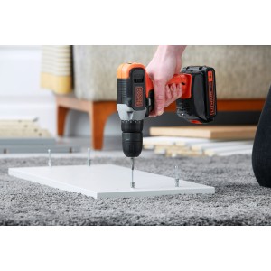 Black+Decker BCD001C1 akkus fúró-csavarozó egy munkadarabba csavaroz.