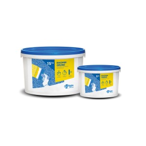 Két vödör Rigips Rikombi Grund Vakolatok (15kg & 5kg) kék fedéllel.