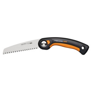Fiskars SW68 összecsukható fűrész kerti munkákhoz, fekete és narancssárga fogantyúval.