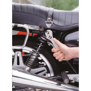 LUX állítható villáskulcs 100 mm használat közben motorkerékpáron, csavarkulcs.