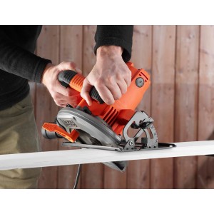 Black+Decker CS1550 kézi körfűrész fa vágás közben. 1500 W teljesítmény a pontos vágásokhoz.