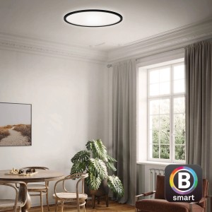 Szabályozható, fekete LED mennyezeti lámpa Slim S B-Smart Panel (22 W) nappali környezetben.