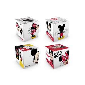 Négy fehér kocka Mickey egér és Minnie egér mintákkal, dekorációként.