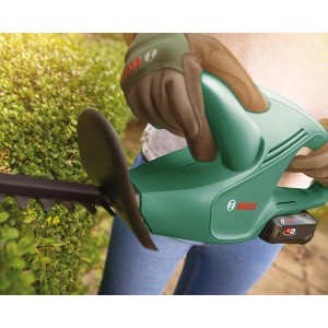 Bosch EasyHedgeCut 18-45 akkus sövénynyíró akkumulátorral és töltővel használat közben.