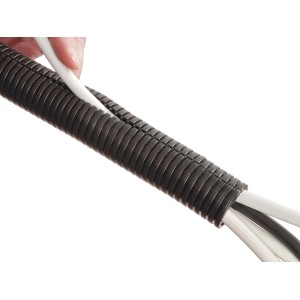 Fekete D-Line kábelcsatorna (Ø 25 mm, 1,1 m) kábelekkel, ideális kábelrendezéshez.