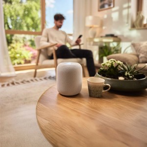 Gardena Smart Dual Water Control átjáróval az asztalon, férfi a háttérben. Öntözőkomputer két kertterülethez.