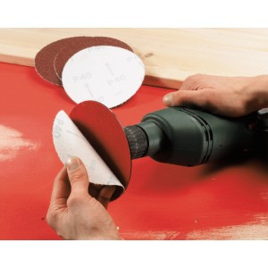 LUX 125 mm-es csiszolótányér csiszolópapírral a fúrógépen. Fúró tartozék.