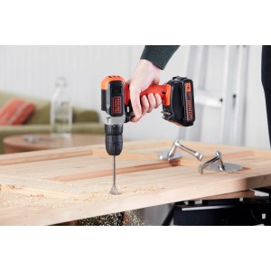 Black+Decker BCD001C1 akkus fúró-csavarozó fúrás közben fába.