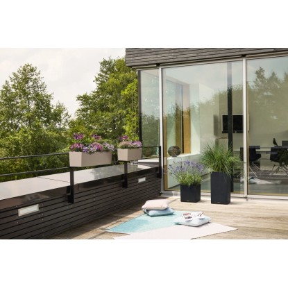 Lechuza Balconera Stone 50, homokbézs, beültetve egy erkélyen.
