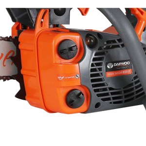 Közelkép egy Daewoo DCS2512T benzinmotoros láncfűrészről, narancs/szürke.