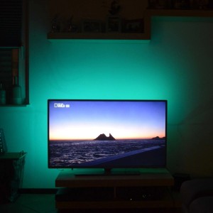 TV Brilo LED szalag RGB háttérvilágítással zöld színben. Szabályozható színváltás távirányítóval.