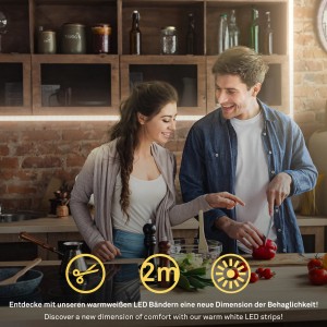 Pár a konyhában Briloner LED szalaggal. A meleg fehér fény meghitt légkört teremt.
