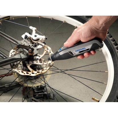 Dremel Lite 7760-15 miniatűr szerszám használat közben egy kerékpáron.