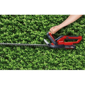 Einhell GC-CH 1855/1 Li Kit akkus sövényvágó piros-fekete színben sövényvágás közben.