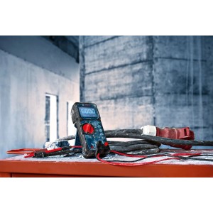 Bosch Professional GDM 600-15 digitális multiméter mérővezetékekkel és kábelekkel.