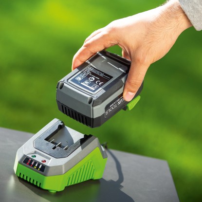 LUX 20 V-os gyorstöltő akkumulátorral az 1 PowerSystem-ből elektromos szerszámokhoz.