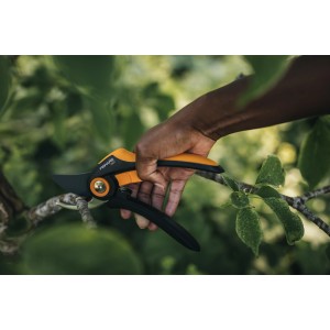 Fiskars Bypass Plus P521 metszőolló használat közben, ág vágásakor.
