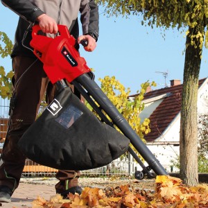 Einhell GC-EL 3024 E elektromos lombfúvó és -szívó használat közben a kertben.
