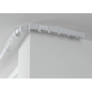 Fehér Gardinia Flexline függönysín (700 cm) a szoba mennyezetére szerelve.