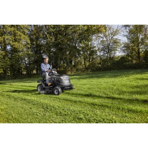 Alpina AT3 98 HA fűnyíró traktor működés közben egy zöld gyepen.