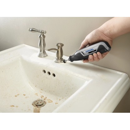 Dremel Lite 7760-15 miniatűr szerszám mosogatót tisztít.