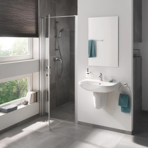 Grohe QuickFix Vitalio Start 100 zuhanyszett egy modern fürdőszobában.