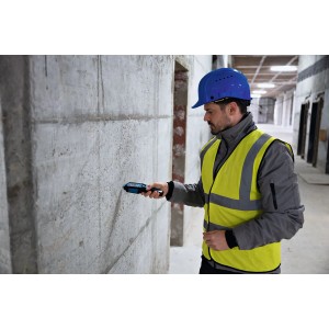 Szakember nedvességet mér betonfalban Bosch Professional nedvességmérővel.