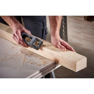 Kéz gyalul fát wolfcraft blokkgyaluval 150x57mm. Fekete műanyag gyalu gipszkartonhoz és fához.