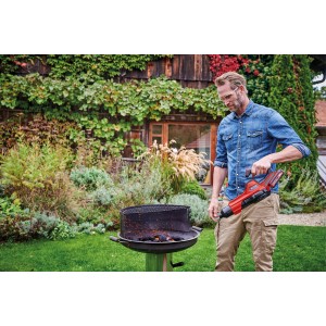 Einhell GE-UB 18/250 Li E akkus lombfúvó használat közben egy grill begyújtásához.
