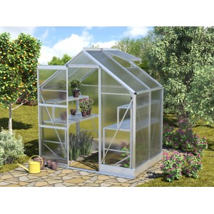Vitavia Apollo 2500 üvegház polcokkal és nyitott ajtóval egy kertben.