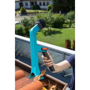 Gardena combisystem ereszcsatorna-tisztító használat közben: Ereszcsatorna tisztítás kefével és kaparóval. Ideális a tiszta ereszcsatornákhoz.